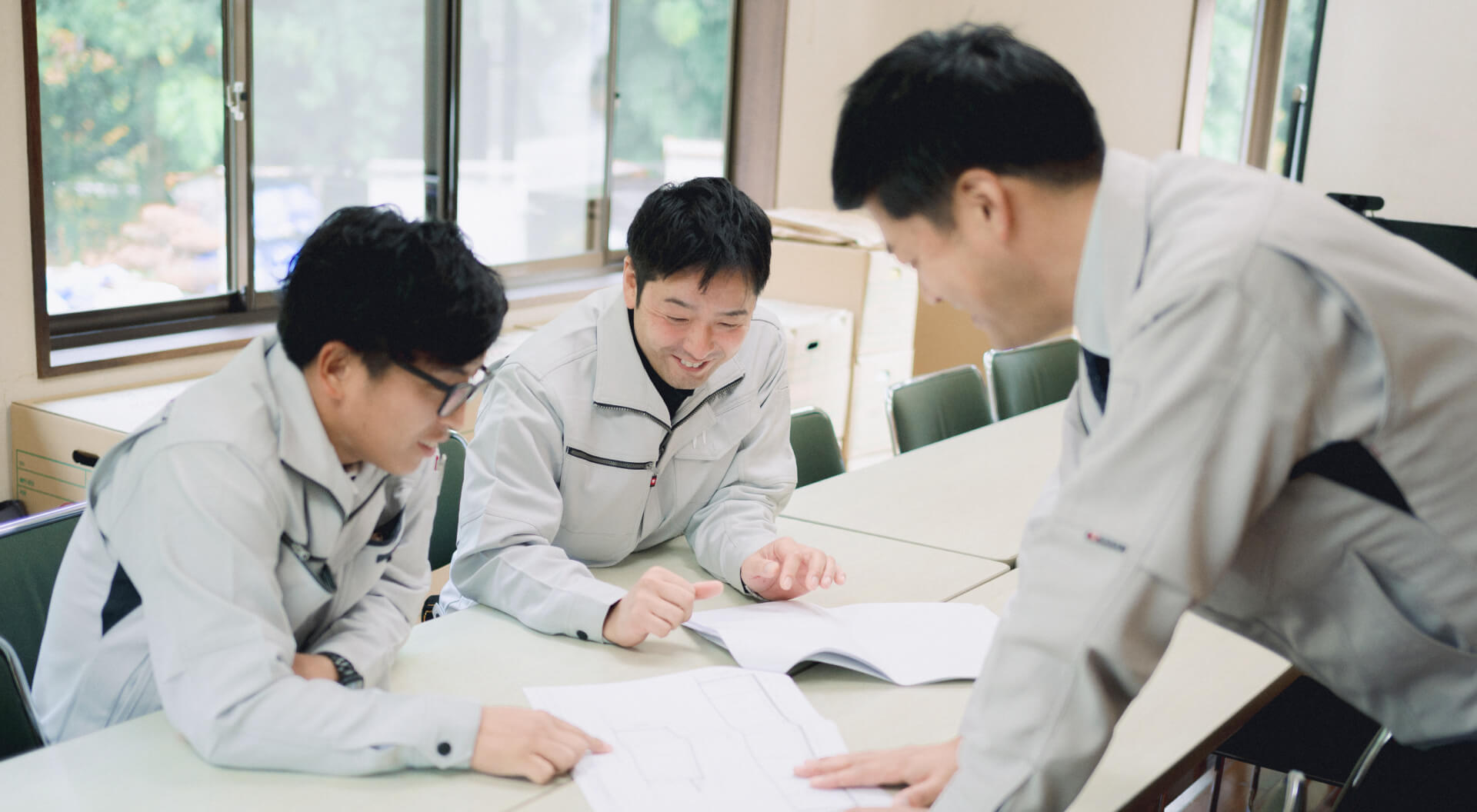 みんなで働いている様子