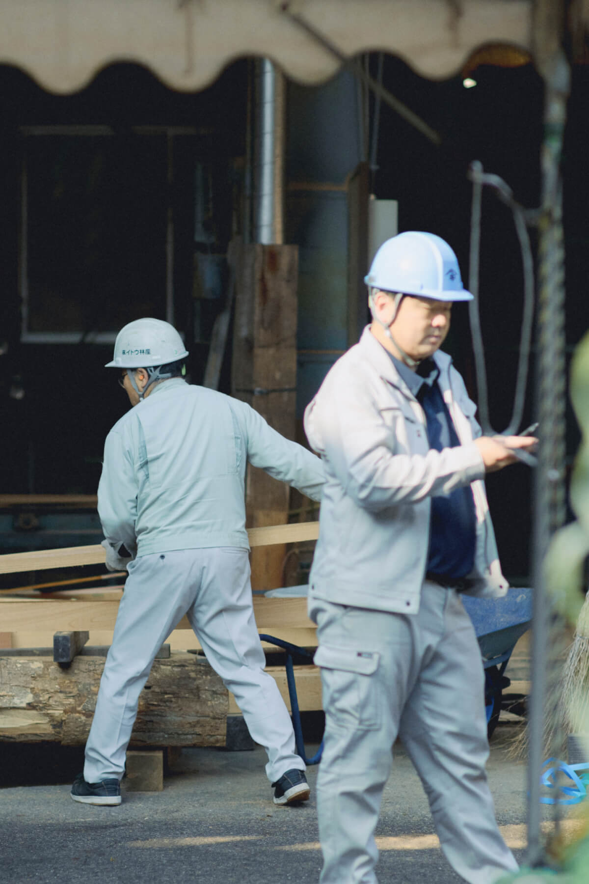 みんなで働いている様子